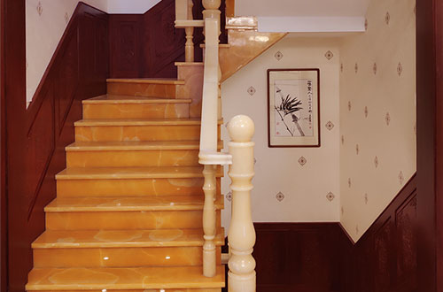 荆门中式别墅室内汉白玉石楼梯的定制安装装饰效果