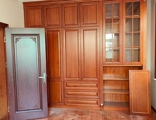 荆门中式家庭装修里定制的实木衣柜效果图